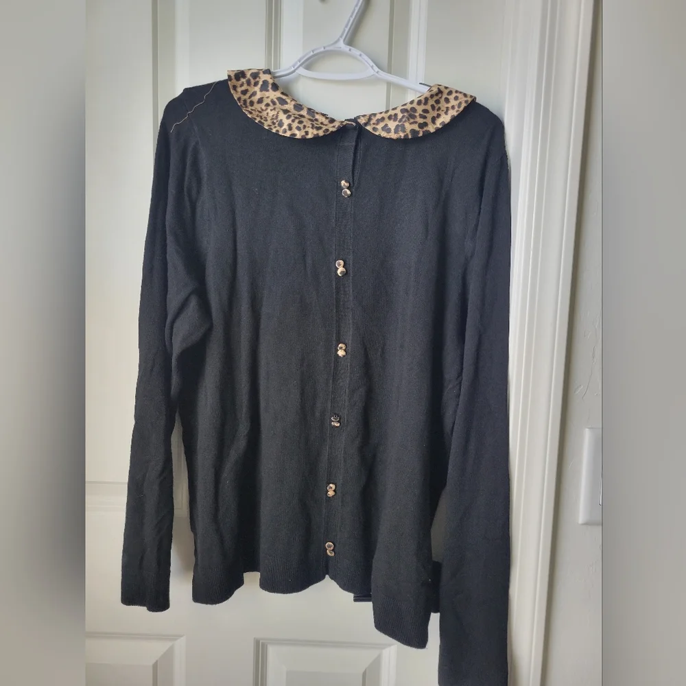Black Sweater with Leopard Print Collar - Picture 2 of 3